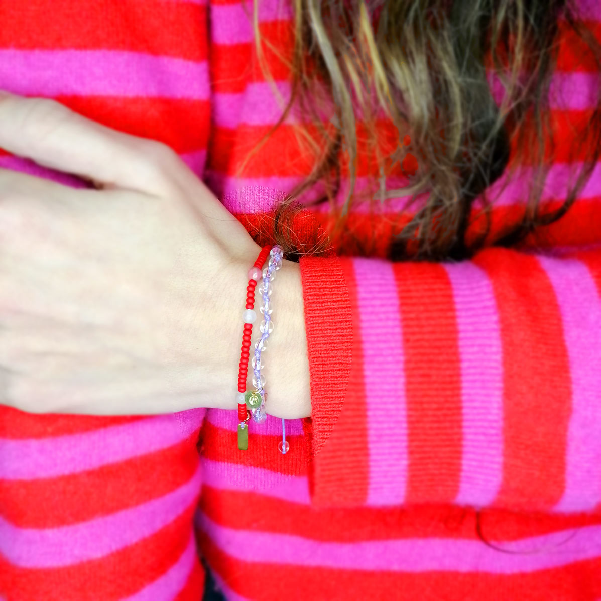Edelstein Armband in lila mit Smiley Charm und rotes Perlenarmband | pia norden