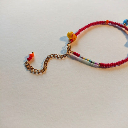 Buntes Armband mit natürlicher Perle & Glas | rot gelb blau gold