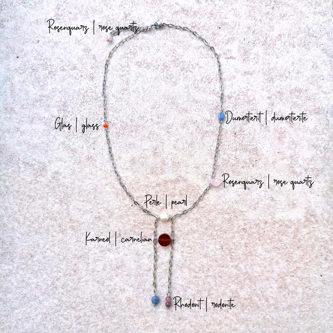 Steinbeschreibung Außergewöhnliche Halskette aus Edelstahl mit verschiedenen Edelsteinen (Dumortierit, Rosenquarz, Perle, Karneol, Rhodonit, Glas) von pia norden