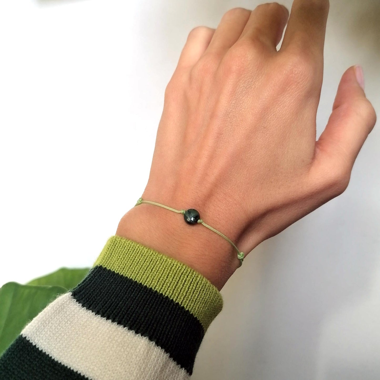 Schlichtes Armband mit dunkelgrünem Jaspis auf hellgrüner Kordel von pia norden