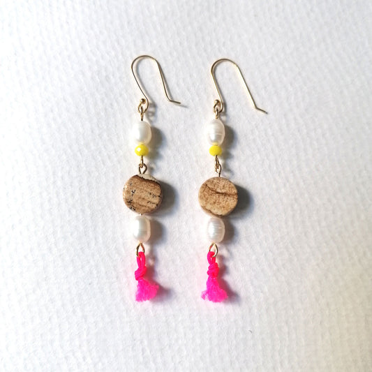 Goldene Ohrringe neon pink gelb | Stein braun & echte Perlen | pia norden