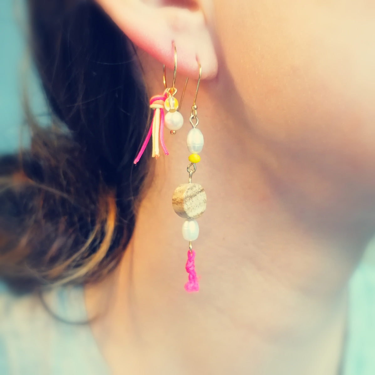 Goldene Ohrringe neon pink gelb | Stein braun & echte Perlen | pia norden