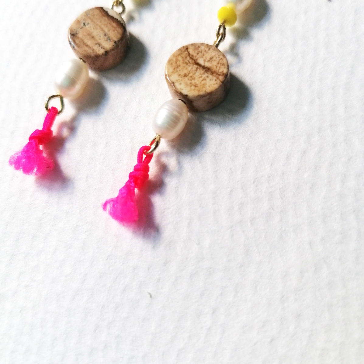 Goldene Ohrringe neon pink gelb | Jaspis braun & echte Perlen | pia norden