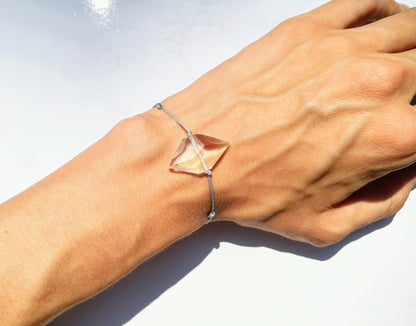 Modernes Bergkristall Armband in Rautenform grau