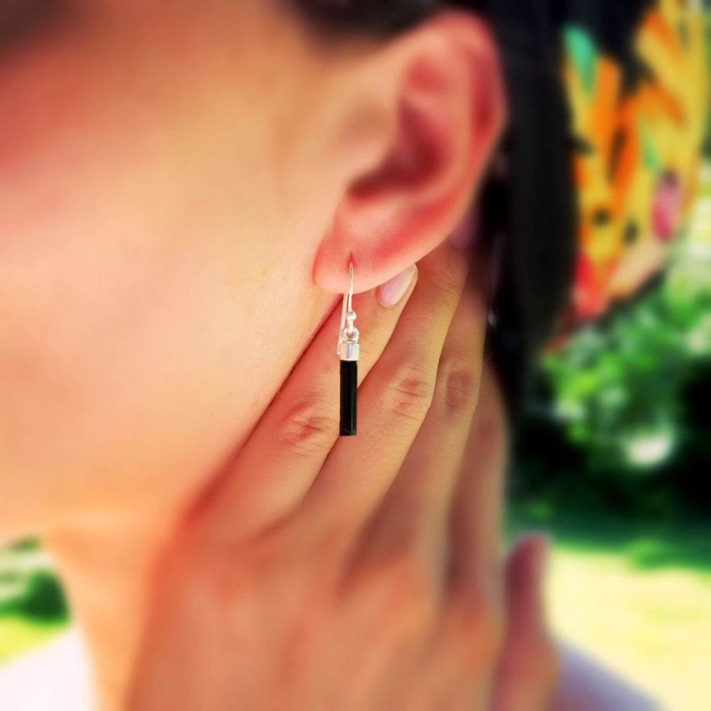 Kleine Hänge-Ohrringe aus Sterlingsilber mit schwarzem Turmalin bei pia norden