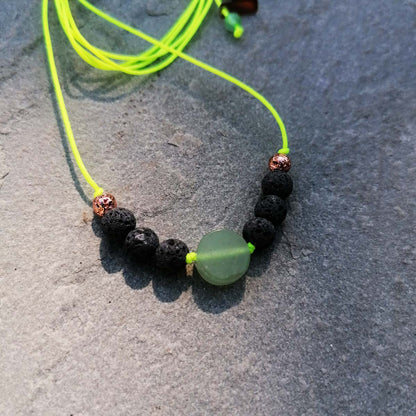 Halskette grüner Amazonit, Lavasteine auf Kordel in neongelb