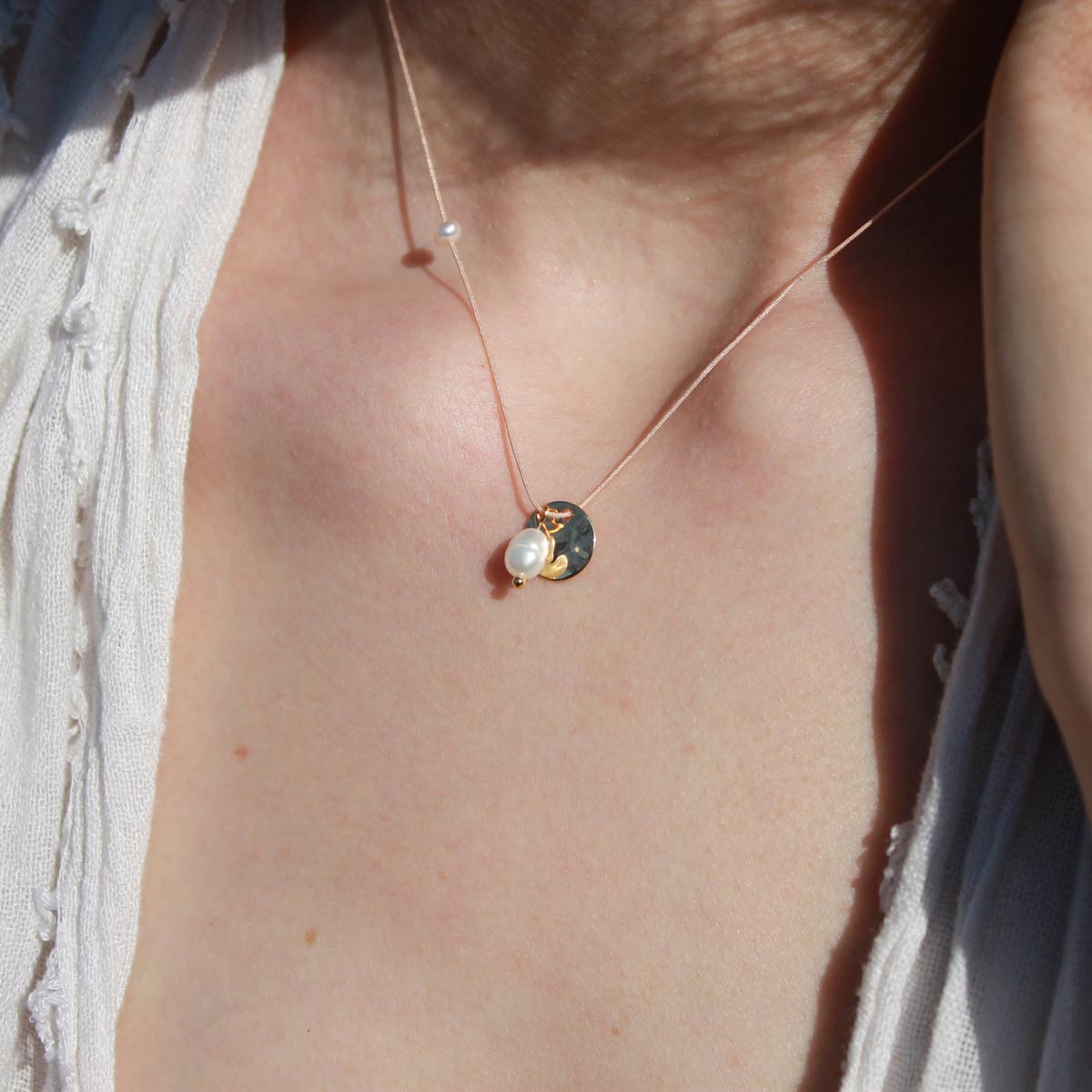 Zierliche Kette mit Perlen in nude und goldenem Plättchen | pia norden