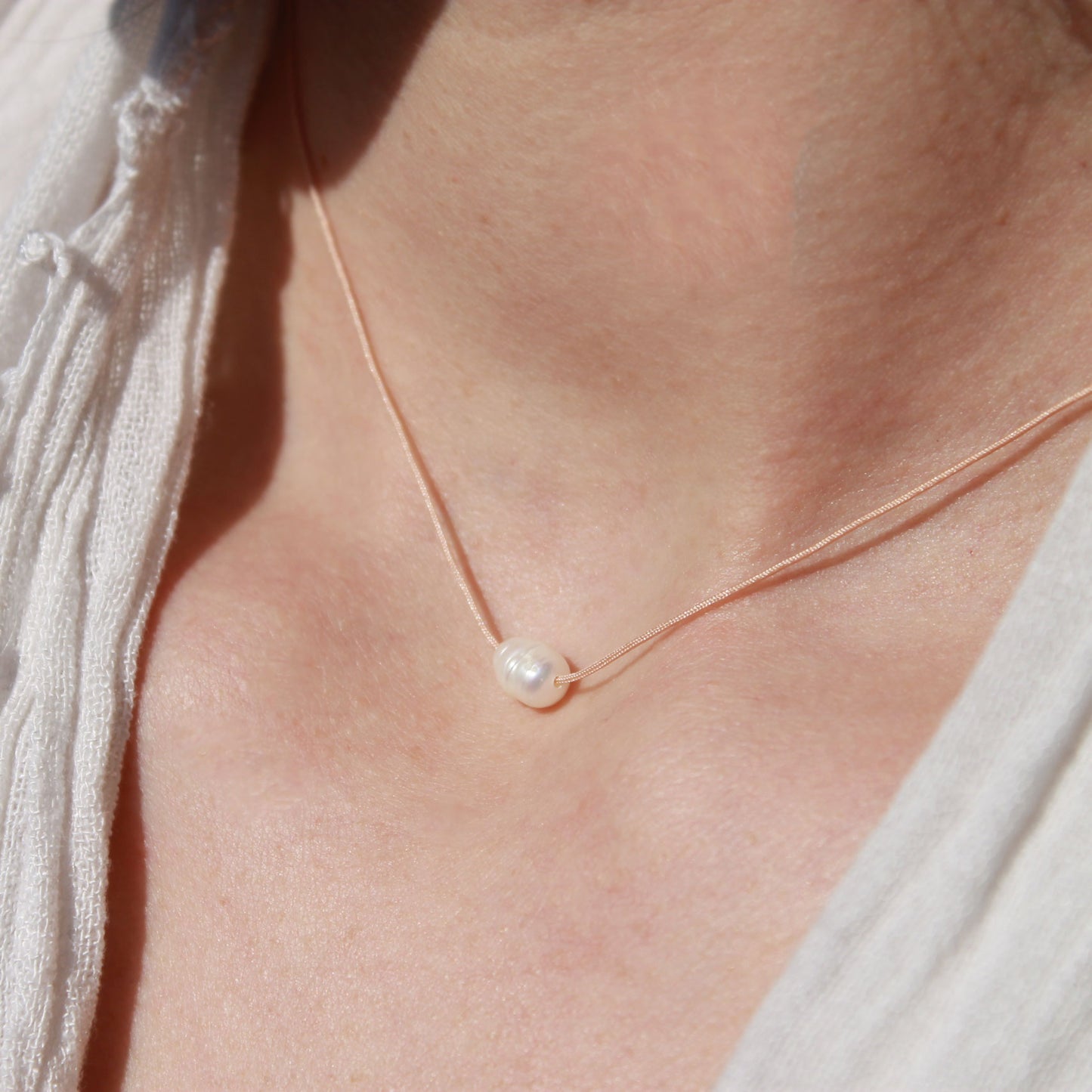 Halskette mit einzelner Perle | hautfarben & naturweiß | pia norden