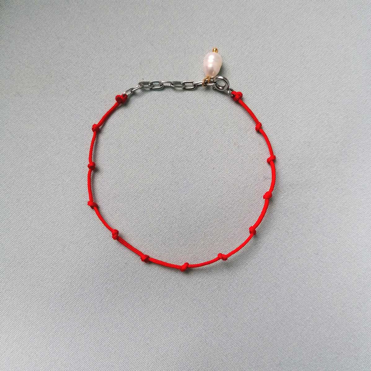Knotenarmband mit Perle in rot & silber | pia norden