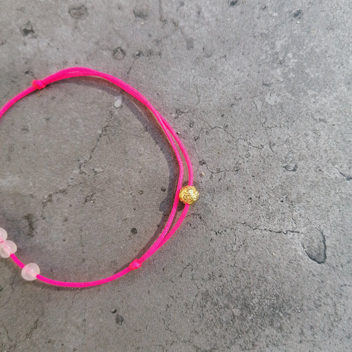 Rosenquarz Armband | neon pink & gold Smiley | pia norden